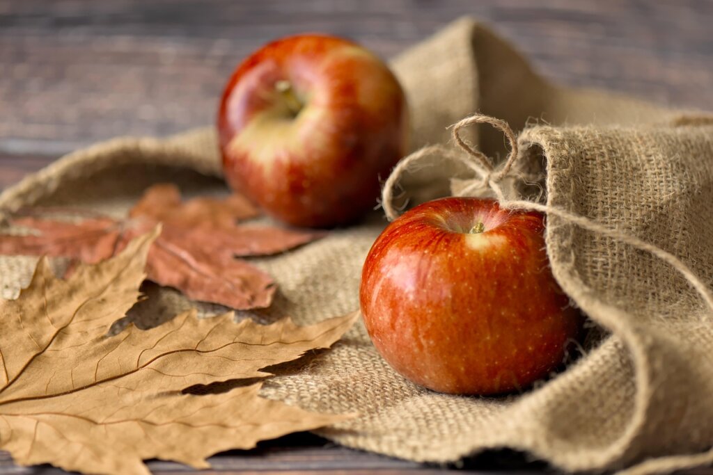 apples and vegetables separated in refrigerator shelves