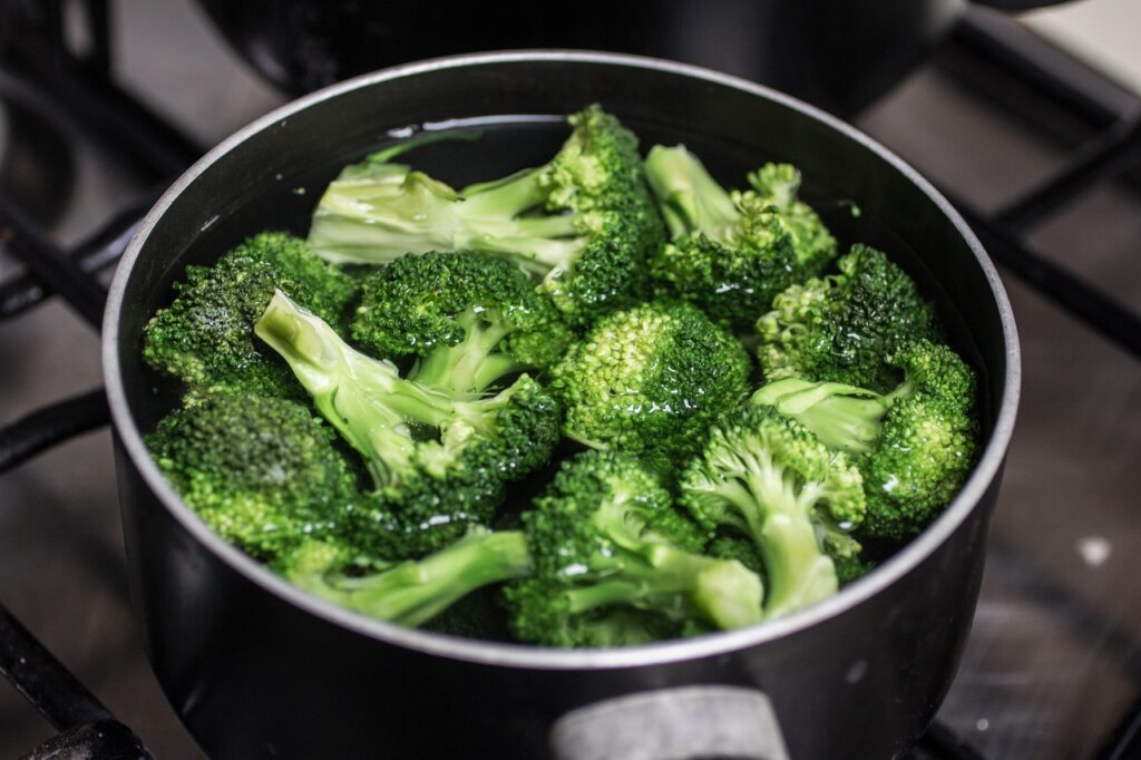 blanching broccoli in boiling water before freezing