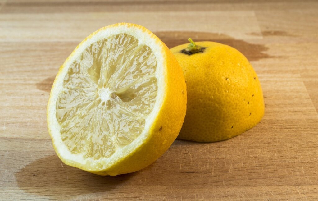citric acid solution removing water stains from mirror
